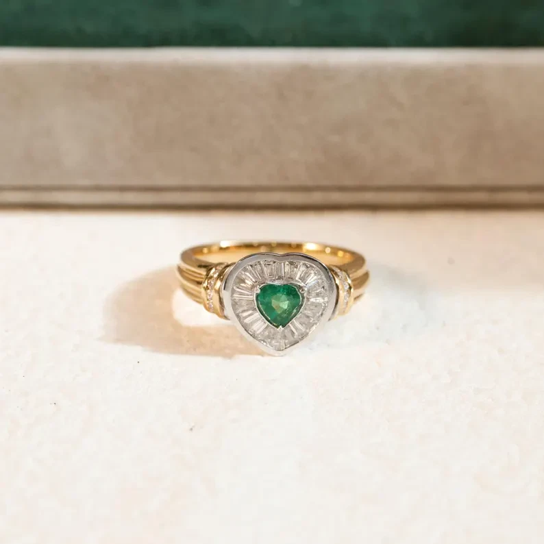 Precioso anillo de promesa enchapado en oro en dos tonos esmeralda simulada corte corazón de 2,36 quilates Foto 4 de 4