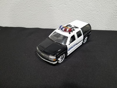ミニカー DUB CITY 2000 CHEVY SUBURBAN POLICE JADA TOYS DUB CITY HEAT 2000 CHEVY SUBURBAN POLICE CAR SUV 1:24