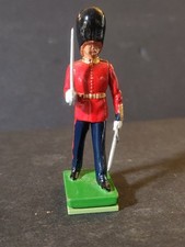 BRITAINS TOY SOLDIER SCOTS GUARD OFFICER 41068 WITH SABER RED COAT VINTAGE 1990