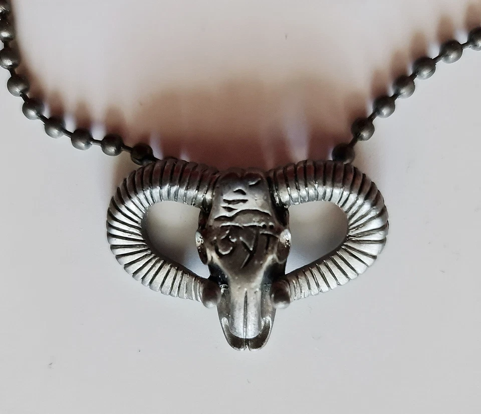 AUTÉNTICO COLLAR CON CUENTAS COLGANTE DE METAL CABEZA CUERNO CALAVERA CARNERO VIKINGO GÓTICO Foto 2 de 4