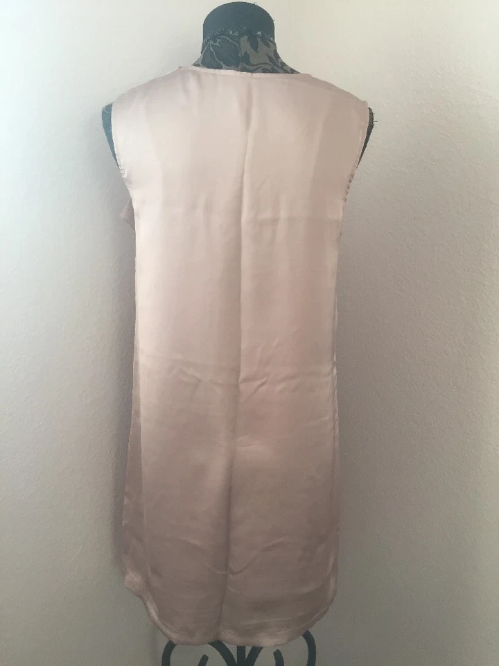 Vestido GO International Mediano Desnudo Rubor Volantes Panel Frontal Cambio Objetivo Foto 4 de 4