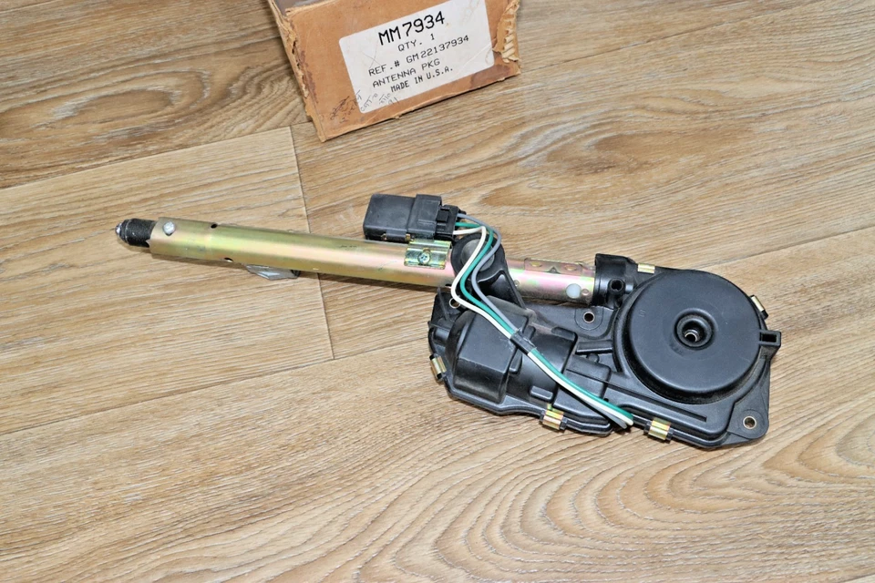 NOS GM 22137934 Antena, Radio Potencia Chevrolet 91-96 Caprice 94-96 Impala Foto 2 de 4