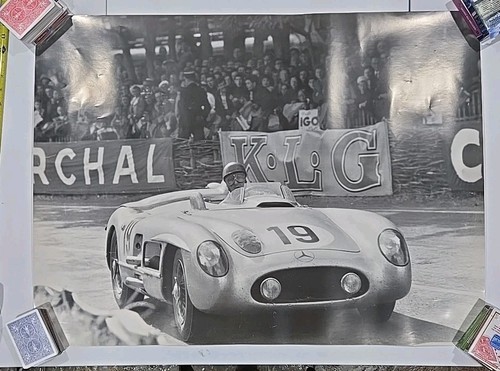 1955 Mercedes SLR mit Juan Manuel Fangio bei den 24 Stunden bei La Mans 24x32 Poster