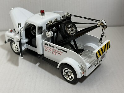 JADA SHOWROOM 1953 CHEVY WRECKER TOW TRUCK WHITE 1:24 DIECAST