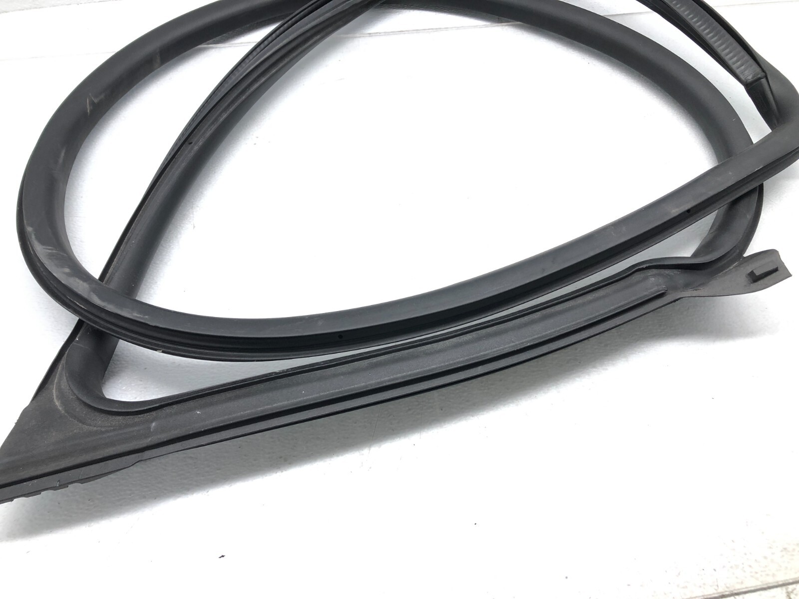 2017-2024 MASERATI LEVANTE S RIGHT PASSENGER FRONT DOOR WEATHERSTRIP SEAL OEM