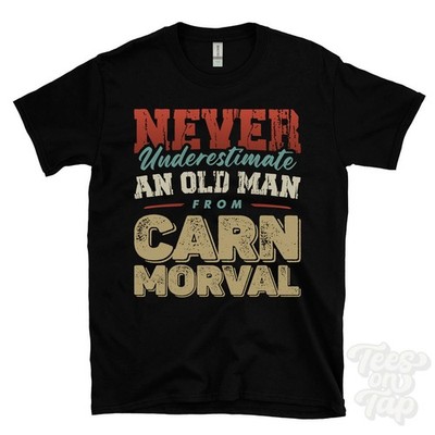 NIEMALS UNTERSCHÄTZE EINEN ALTEN MANN AUS DEM KARNEVAL T-SHIRT Weihnachtsgeschenk Hugh Town