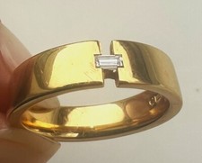 -18ct hallmarked baguette cut diamond single stone tension set polished ring