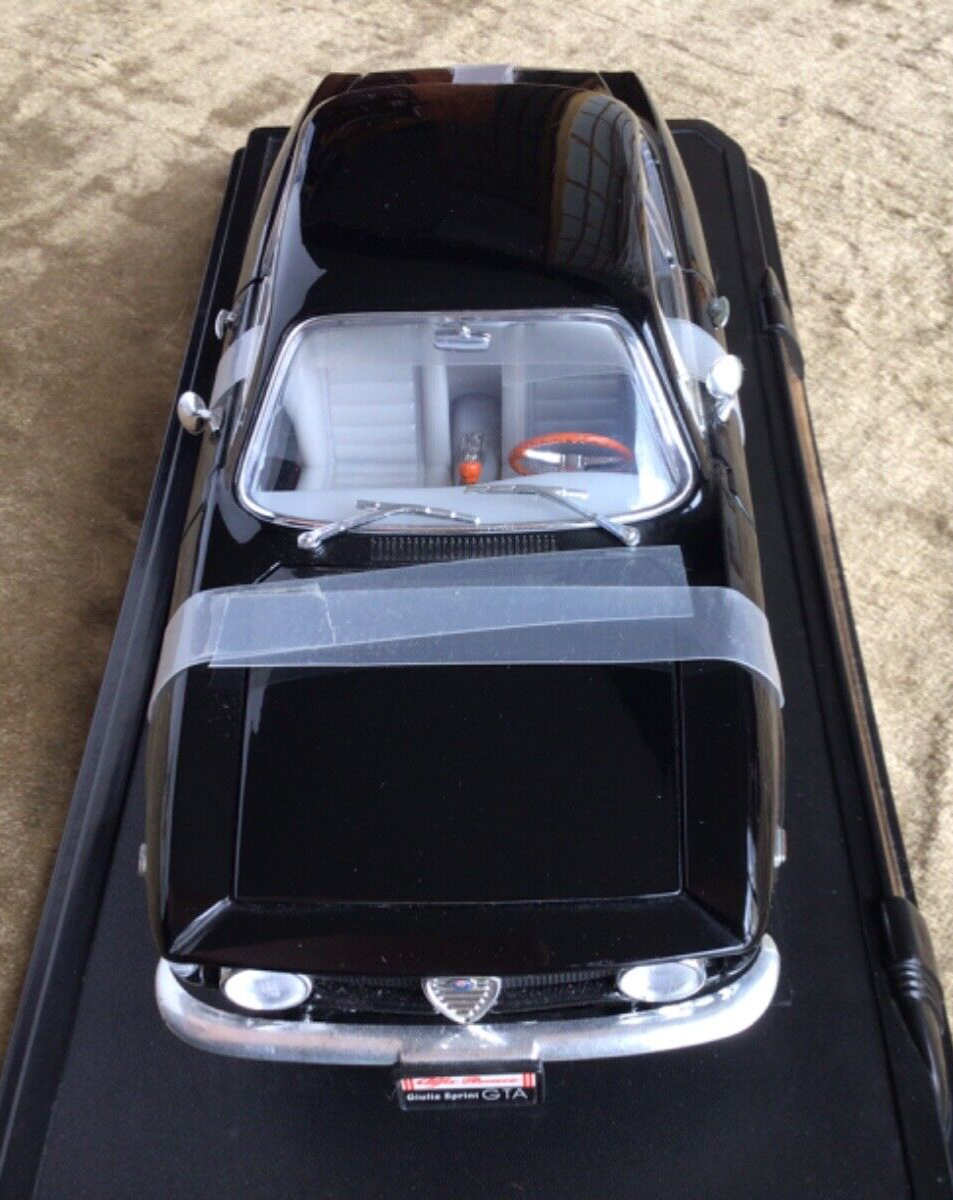 A boxed Road Signature Alfa Romeo 1965 Giulia Sprint GTA toy car, scale 1:18