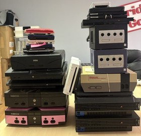 LOT *BROKEN* CONSOLES/CONTROLLER-PS4/3/2,XBOX,SEGA SATURN,ATARI,SWITCH,DS,GC,SP