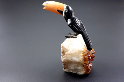 Edelstein Vogel Tucan Skulptur auf  Kristal Druse 16 cm hoch 1035 Gramm