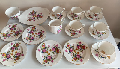 Vintage Royal Sutherland 21-teiliges komplettes Teeservice, Blumenmuster Goldrand