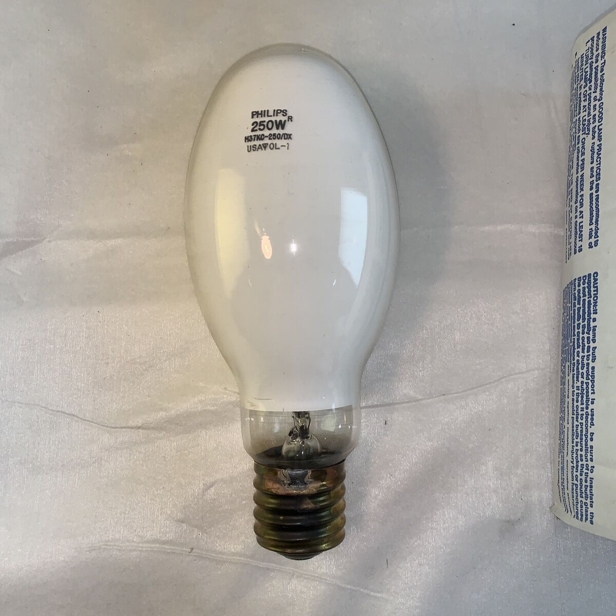 Philips H37KC-250/DX Mercury Vapor 250-Watt Lamp Light Bulb Philips H37KC-250/DX Mercury Vapor 250-Watt Lamp Light Bulb