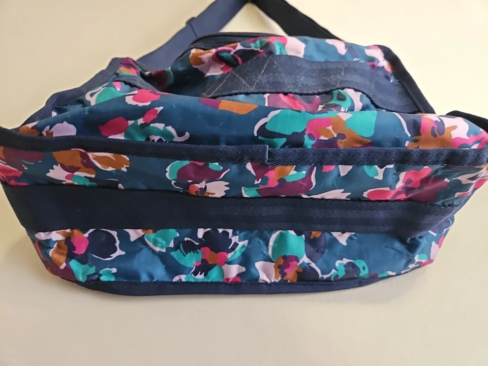 Bolsa/bolsa/bolsa de mão Nautica Captain's Quarters Hobo, floral flutuante, 7"" de profundidade - Imagem 4 de 4