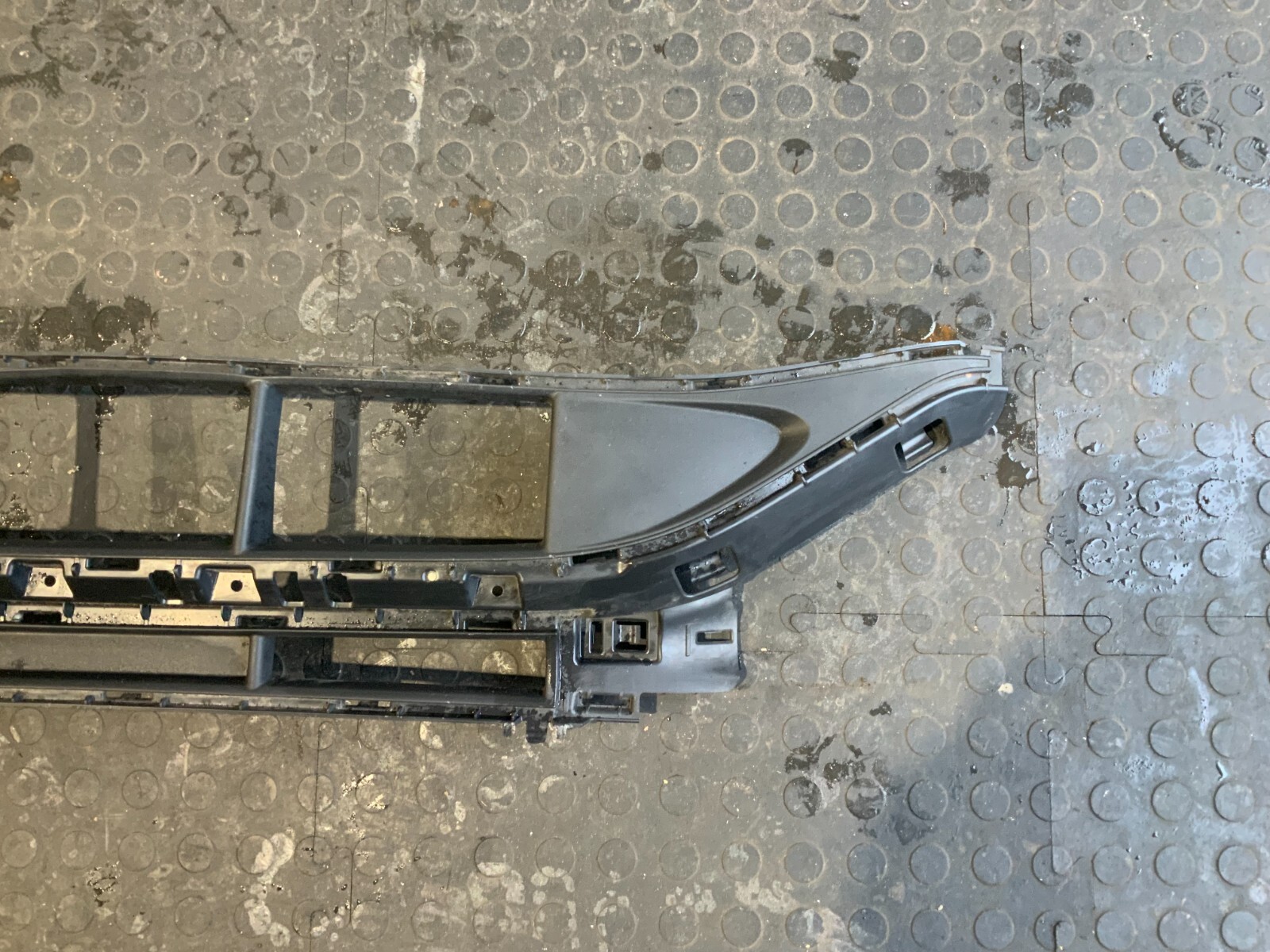 MERCEDES C-CLASS W206 AMG FRONT BUMPER LOWER GRILL BROKEN  