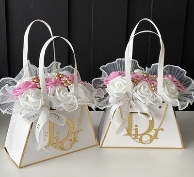 Schöne Handarbeit Blumen Hutschachtel Geschenk Geburtstag besonderer Anlass rosa / weiß 