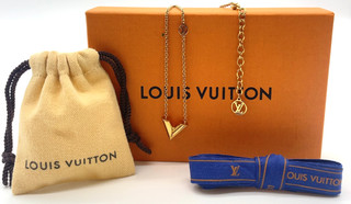 Auth Louis Vuitton Essential V Necklace Gold Pendant M00857 W/BoxDustbag V050185