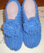 HAND KNITTED WOMAN / LADY SLIPPERS MEDIUM w/DAISY 7-9 NEW "CUTE"