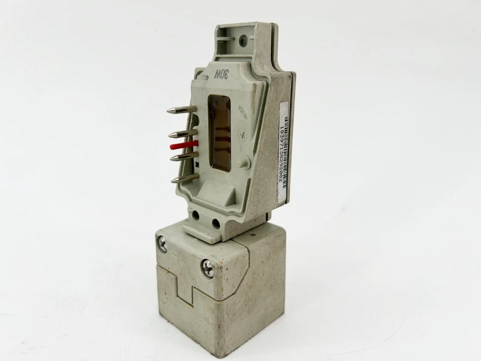 Omron E2Q2-N30MY4-U Proximity Sensor 250V 500mA 65Hz - Missing Back Plate - Image 3 of 4