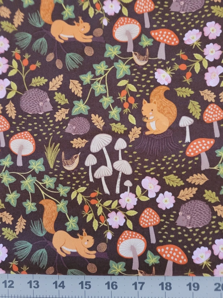 Lewis & Irene "Evergreen" Otoño Ardillas Setas Floral Sobre Marrón 1 Yarda 24 Inc Foto 4 de 4