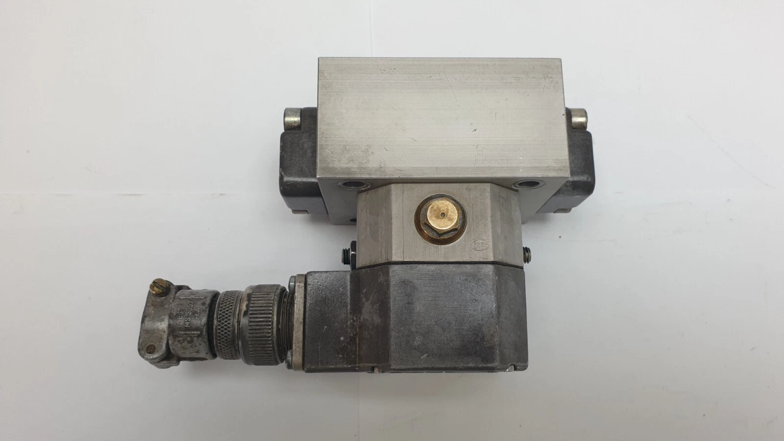 Rexroth 4WS2EM10 servo valve top view with torque motor housing and connector