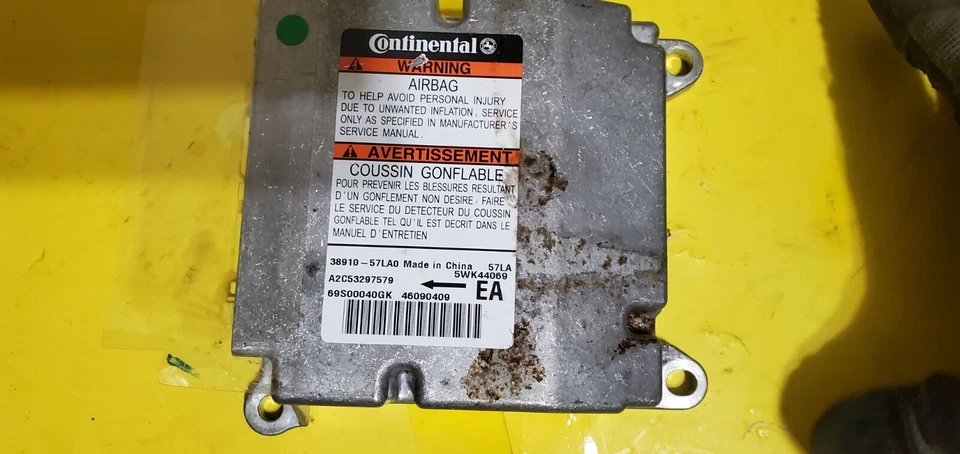 Módulo de control electrónico de seguridad de fábrica Suzuki Kizashi 2010  Foto 2 de 3