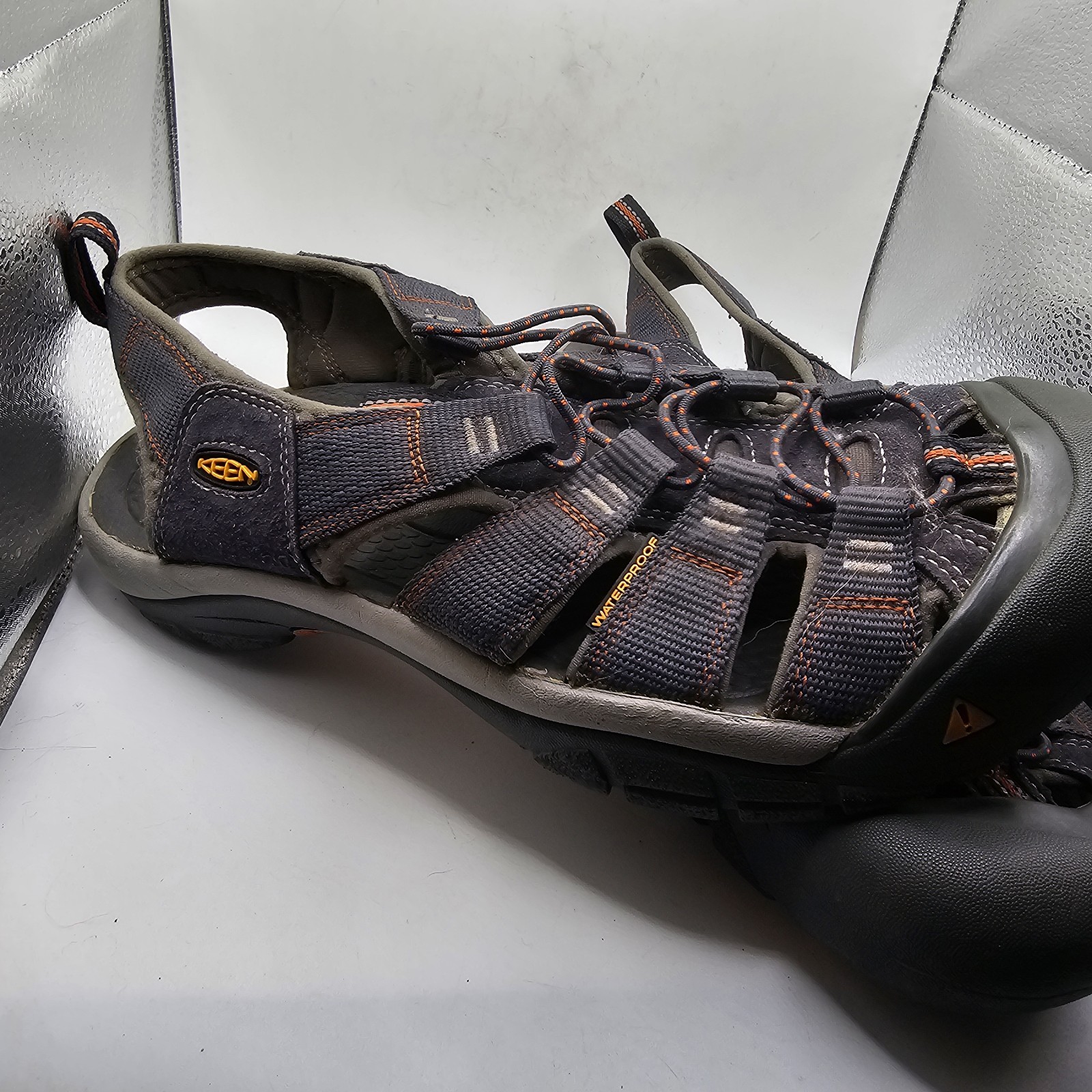 Keen uomo taglia 10 5? Sandali da trekking grigi e arancioni punta chiusa impermeabili spiaggia