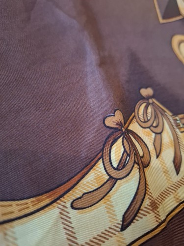 Bufanda HERMES de colección rara “CAMAILS” con motivos de armadura de caballo medieval marrón - Imagen 5 de 5