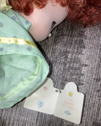 Muñeca de amistad Precious Moments Sarah vintage 1990 manos rezando etiquetas de 10 pulgadas - Imagen 11 de 11