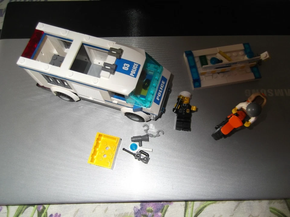 LEGO City 7286 Prisoner Transport, foto 2 di 4