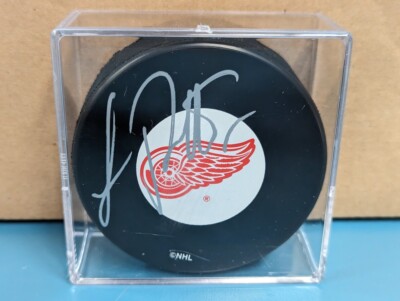LUC ROBITAILLE Kings Wings Penguins NHL HOCKEY PUCK Signed AUTOGRAPHED & Case