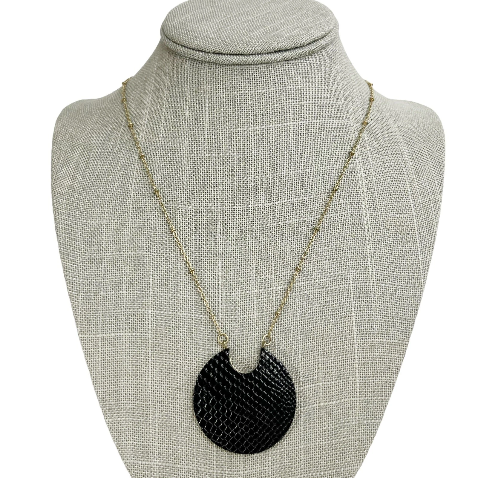 VETEMENTS Collana lunga con ciondolo a forma di mezzaluna in rilievo pelle di serpente nera