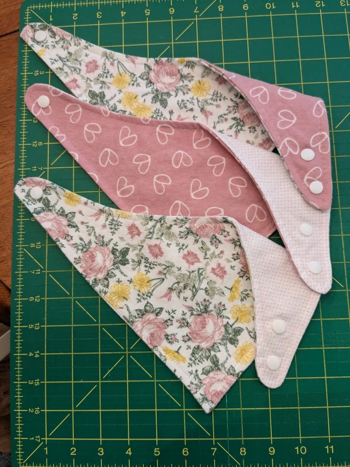 Baberos Bandana Hechos a Mano para Bebé Niña Conjunto de 3 Corazones Florales Rosa Foto 3 de 3