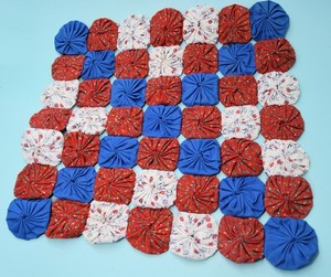 vtg handmade YOYO tabletop decor 14x14" Red white blue Patriotic