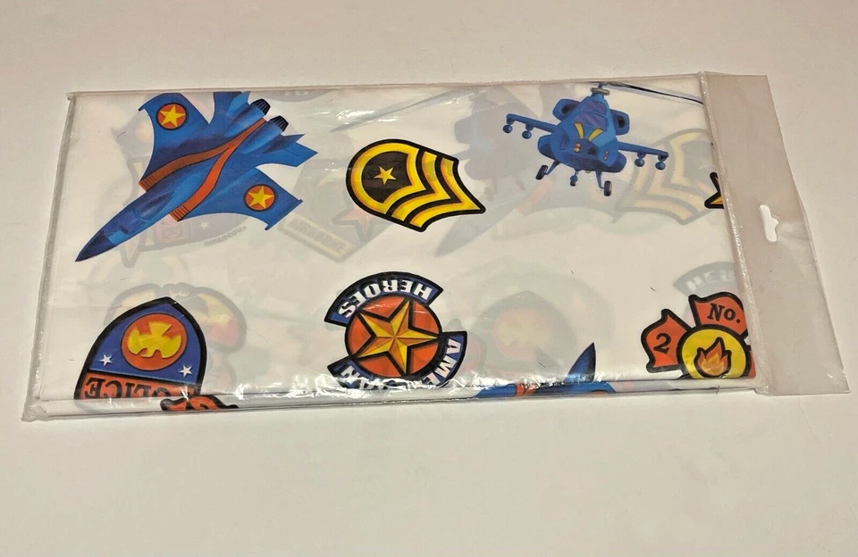 Mantel de plástico American Heroes Amscan 54 pulgadas x 102 pulgadas. Foto 2 de 2