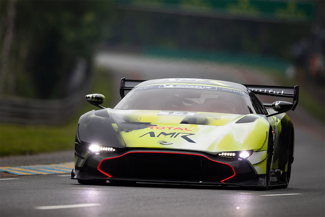 Poster Toile Aston Martin Valkyrie AMR Pro Verte - Hypercar Course 50x75 Cm - Décoration Murale Racing