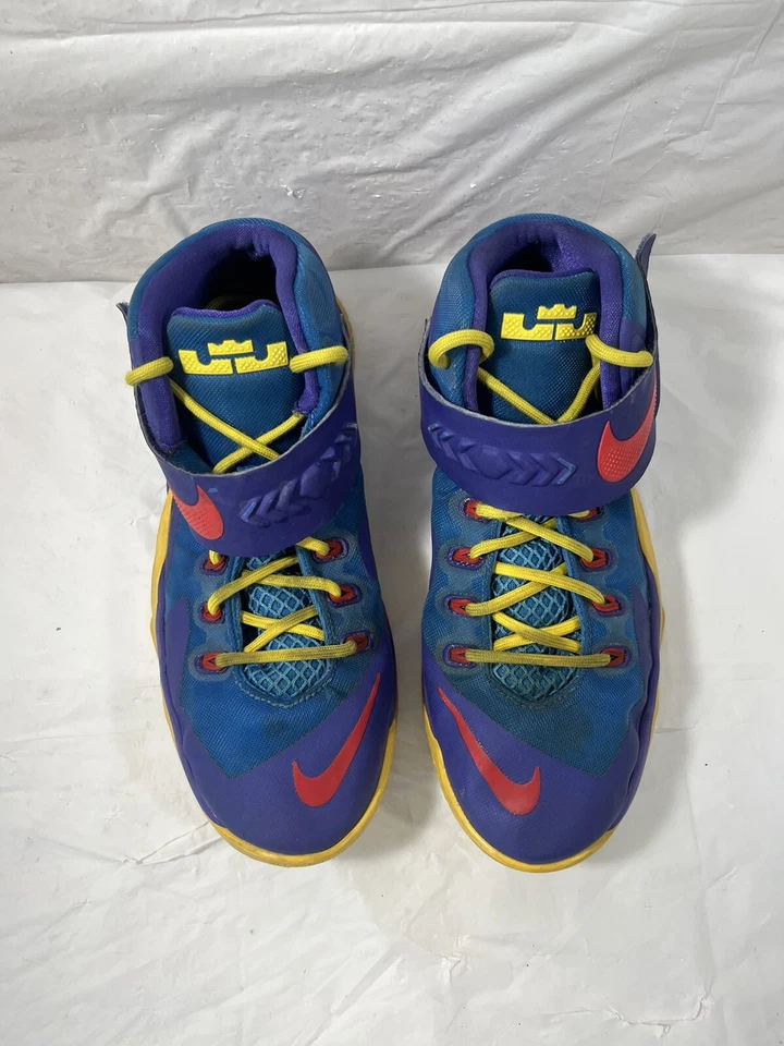 Zapatos de baloncesto Nike Lebron Soldier VIII Foto 2 de 4