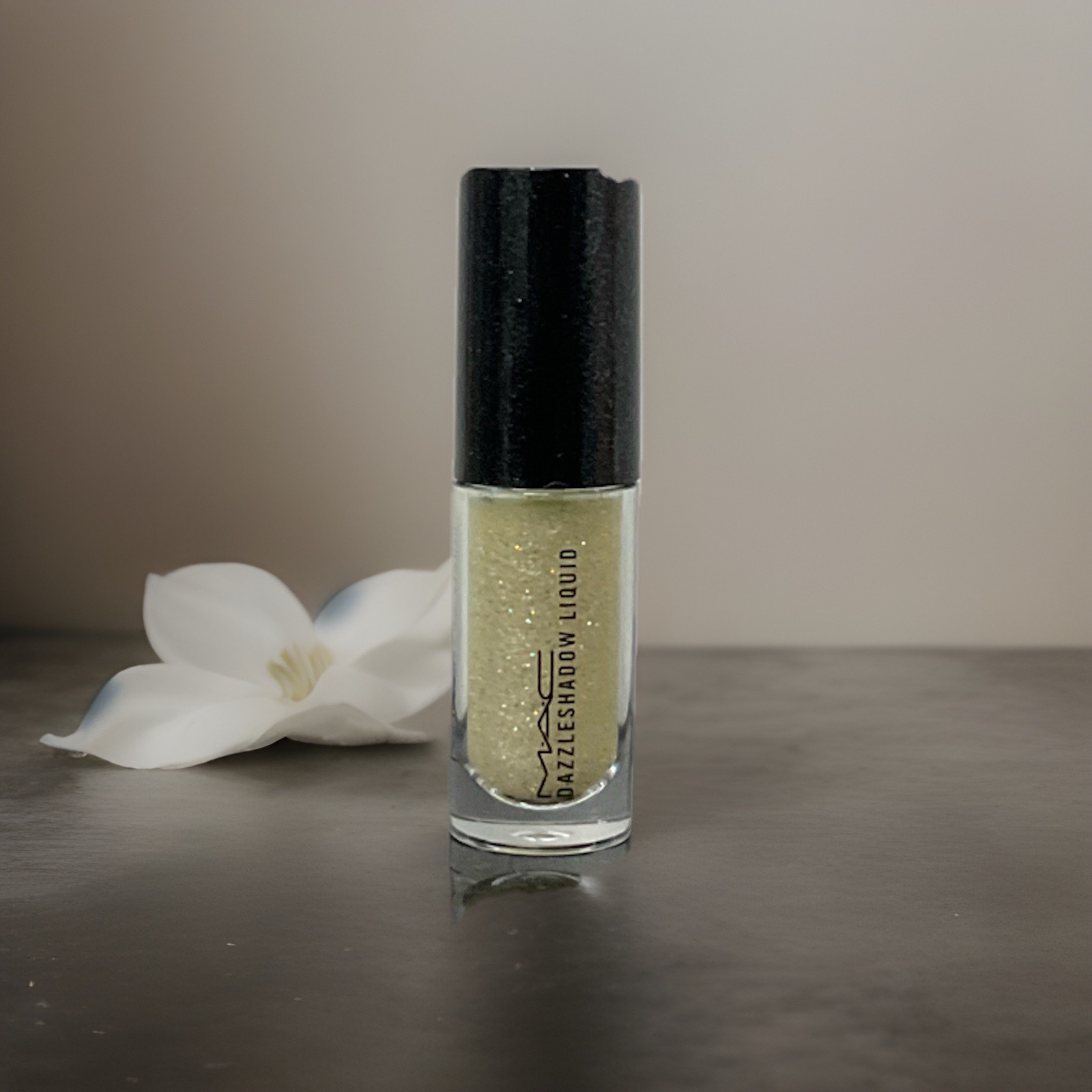 Mac Dazzleshadow Liquid ~ Not Afraid To Sparkle ~ .16 oz
