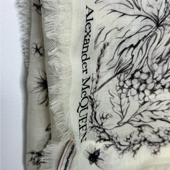 Bufanda de lana Alexander McQueen Fern blanca negra Foto 2 de 4