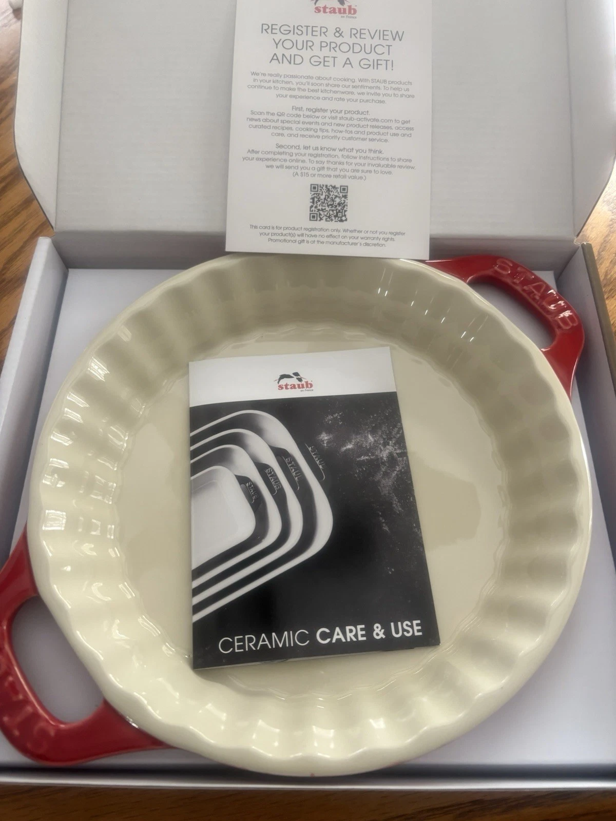 Staub Ceramic Pie Dish – 9.4" / 24 cm – Cherry Red – NEW in Box