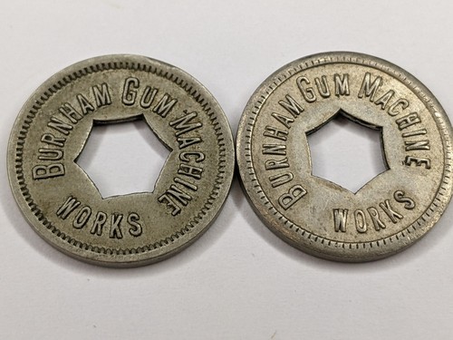 x2 LOTE c1920 Chicago Burnham Gum Machine Fichas Monedas Antiguas Gumball Comercio 6B - Imagen 3 de 5