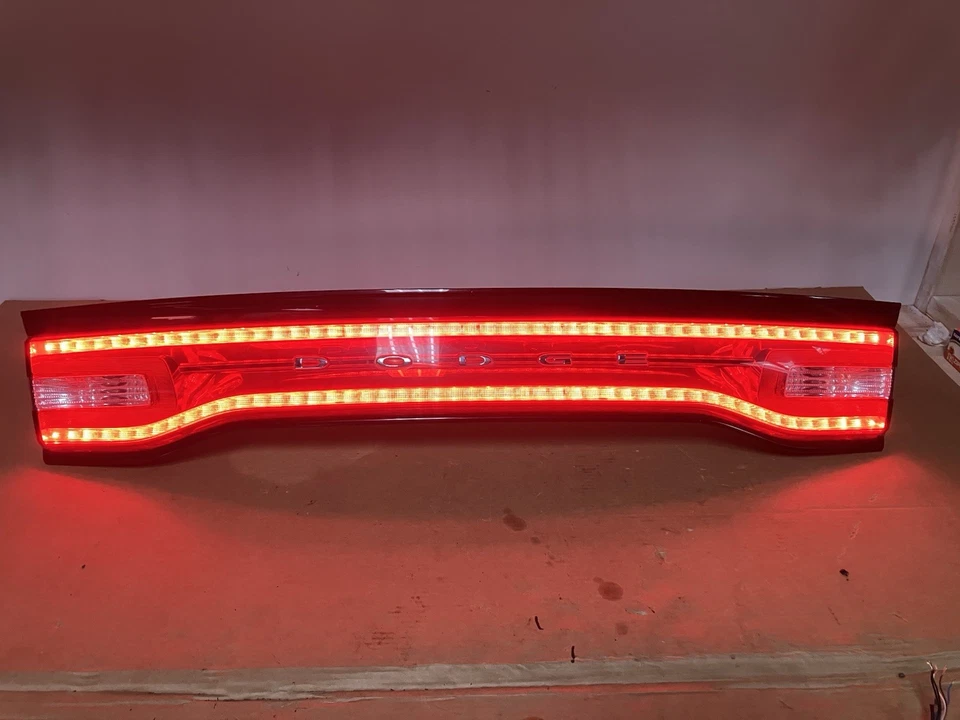 Dodge Charger 2011-2014 maletero trasero centro LED luz trasera lámpara OEM MOPAR (PROBADO) Foto 2 de 4