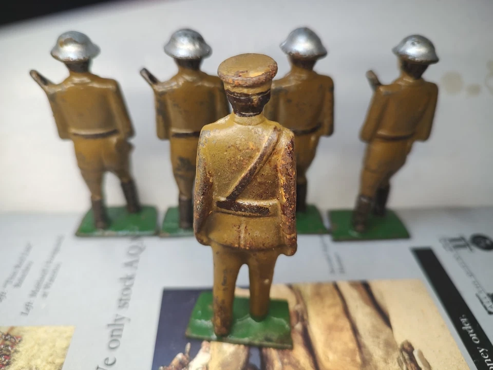 Soldados de juguete de hierro gris temprano de la Primera Guerra Mundial Foto 2 de 2