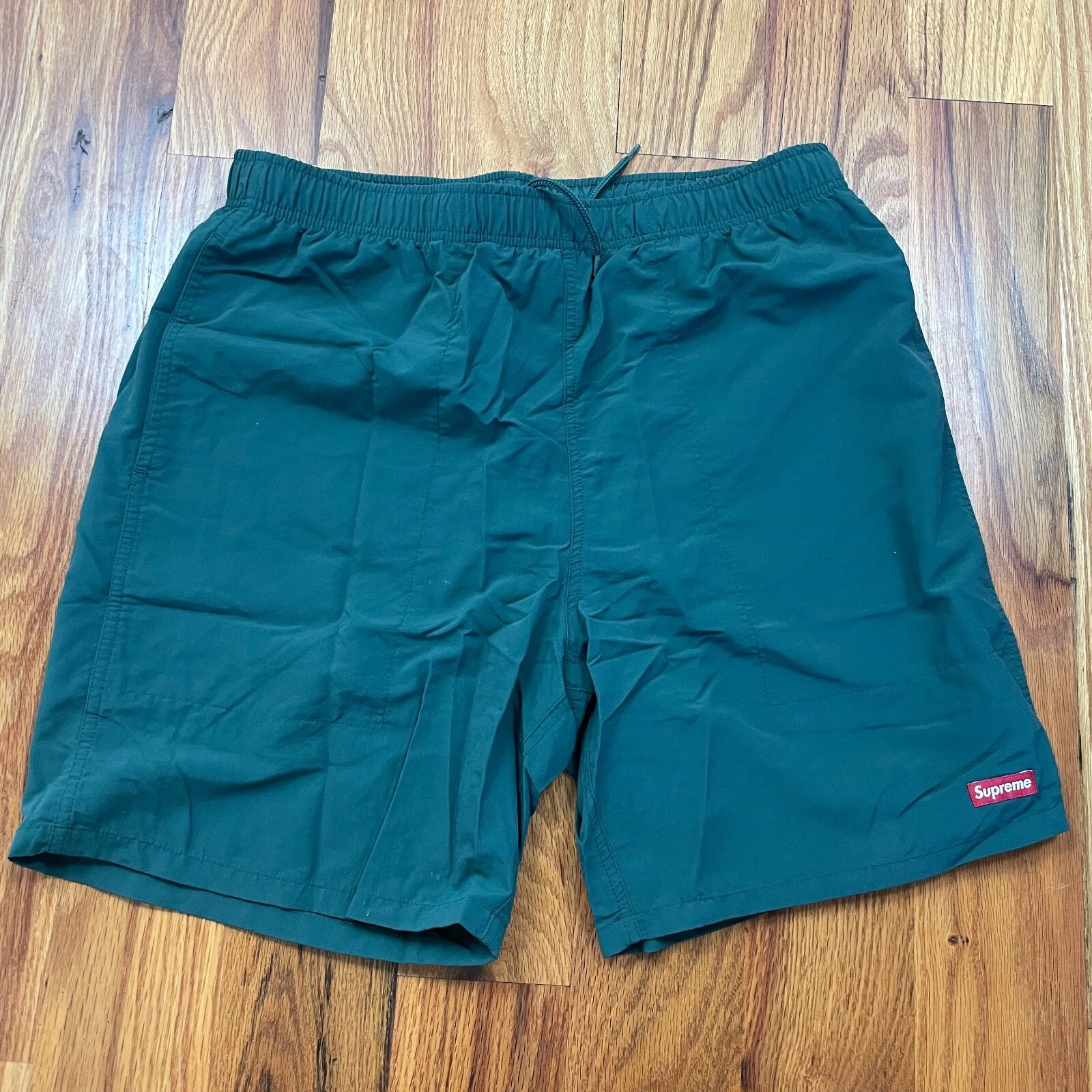 D'OCCASION   Supreme SS22 eau nylon court vert foncé grand L natation @Domingos. Sund NYC