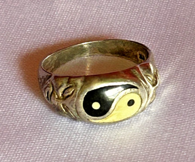 Vintage Sterling Silver .925 Black Onyx/Ivory Inlay Yin-Yang Ring Size 5.5 J1