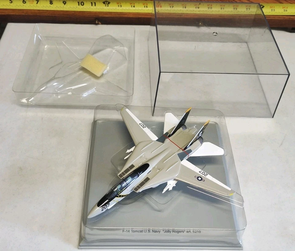 Collection Armour 1:100 F14 Tomcat US Navy Jolly Rogers art.5210 IN DISPLAY CASE - Image 2 of 4