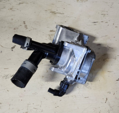 18-23 TOYOTA CAMRY 2.5L XSE ENIGINE WATER PUMP HOUSING INLET 