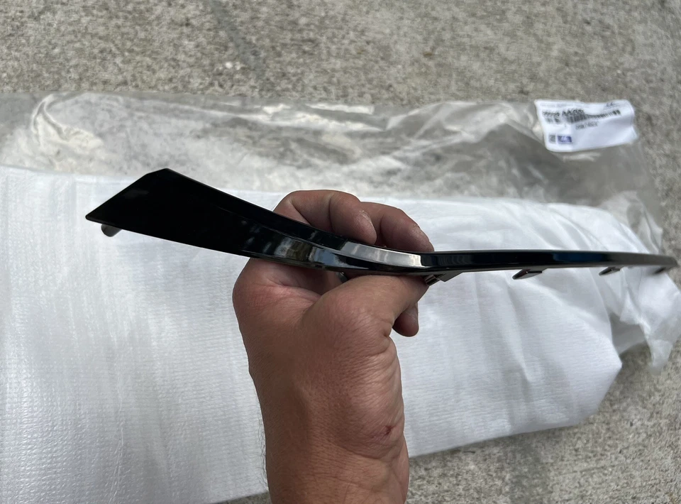 NOVO para-choque traseiro OEM moldura lateral de passageiros 2021-2013 Hyundai Elantra CROMO ESCURO - Imagem 2 de 4