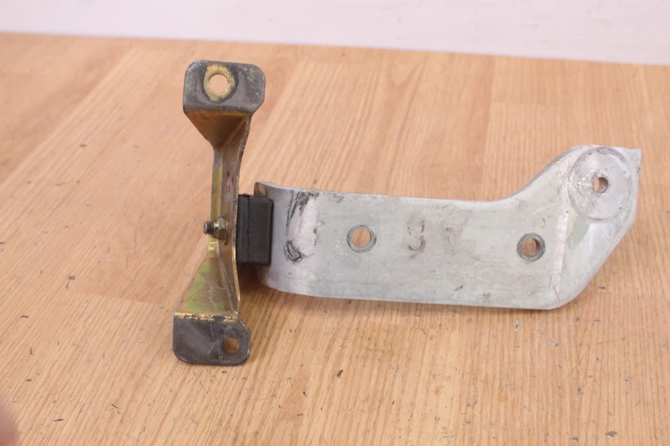 Левое и правое крепления двигателя / кронштейны двигателя 2005 POLARIS TRACK TOURING 550 - Изображение 4 из 4