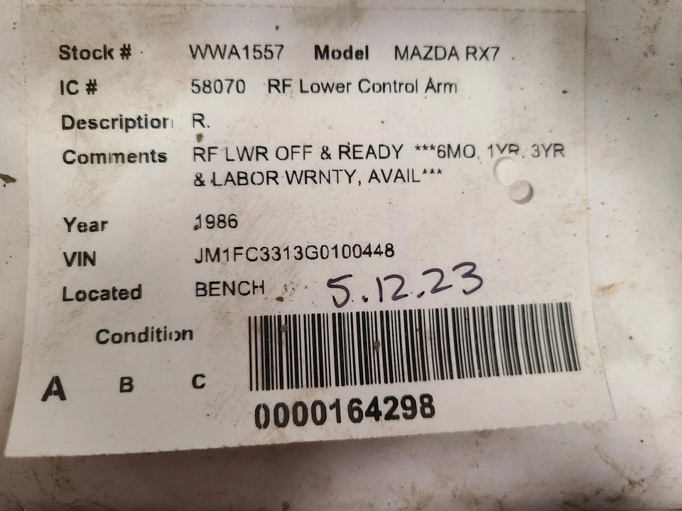 Brazo de control inferior delantero derecho usado delantero se adapta a: Mazda Mazda rx7 1986 delantero Foto 3 de 4