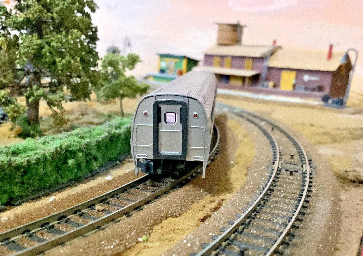 Kato 156-0951-2 N-scale lighted Amfleet II Coach Ph. VI #25003 thumbnail 4